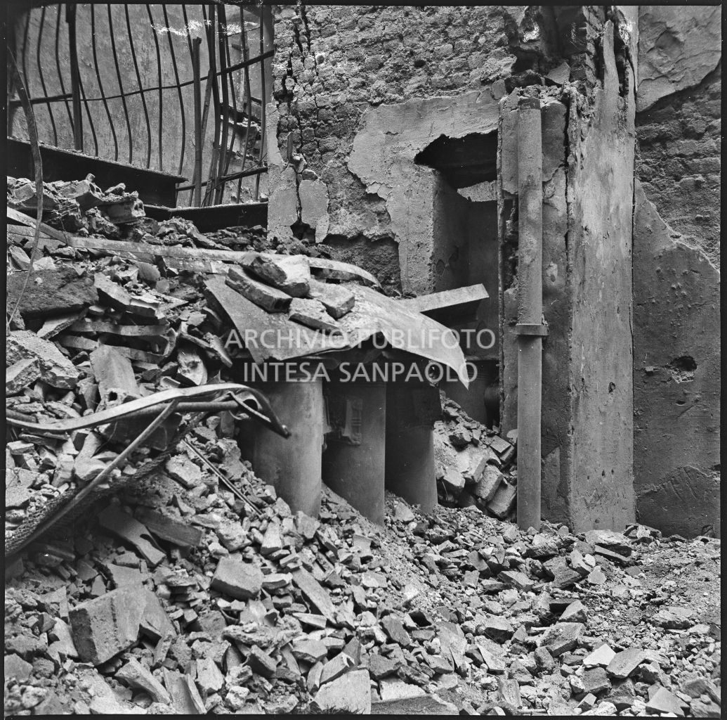 Macerie dell'edificio, in corso Garibaldi a Milano, sventrato dai bombardamenti, sede dell'impresa Baruffaldi & Cantini che vendeva articoli casalinghi, di ferramenta e cucine economiche