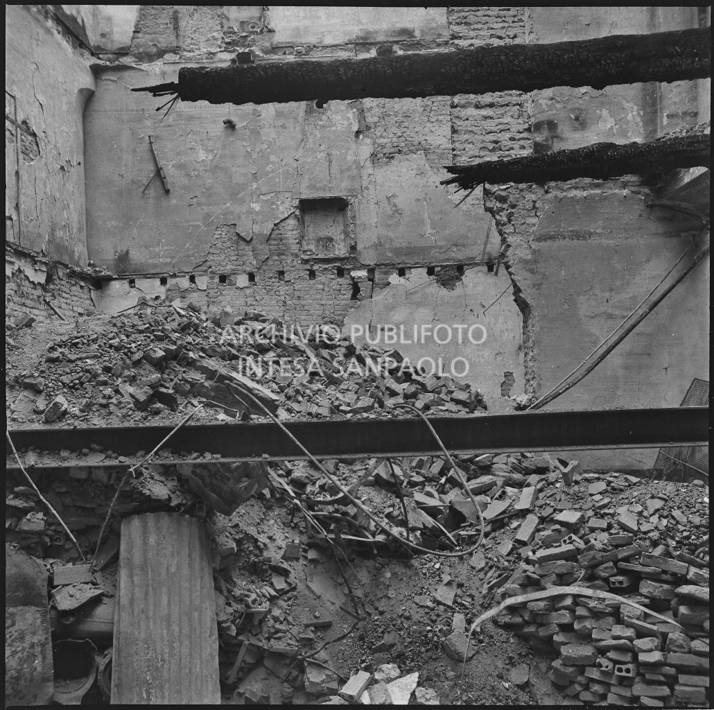 Macerie dell'edificio, in corso Garibaldi a Milano, sventrato dai bombardamenti, sede dell'impresa Baruffaldi & Cantini che vendeva articoli casalinghi, di ferramenta e cucine economiche