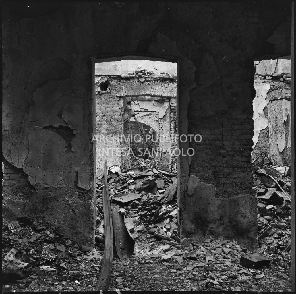 Interno dell'edificio, in corso Garibaldi a Milano, sventrato dai bombardamenti, sede dell'impresa Baruffaldi & Cantini che vendeva articoli casalinghi, di ferramenta e cucine economiche