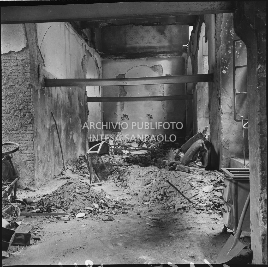 Interno dell'edificio, in corso Garibaldi a Milano, sventrato dai bombardamenti, sede dell'impresa Baruffaldi & Cantini che vendeva articoli casalinghi, di ferramenta e cucine economiche