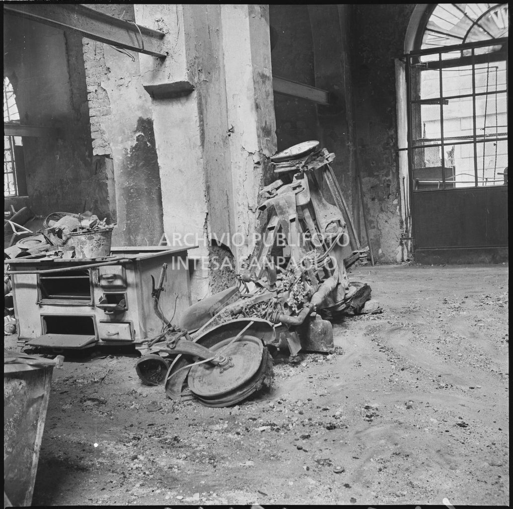 Un motocarro e una cucina economica distrutti dalle macerie dei bombardamenti che hanno sventrato l'edificio, in corso Garibaldi a Milano, sede dell'impresa Baruffaldi & Cantini che vendeva articoli casalinghi, di ferramenta e cucine economiche