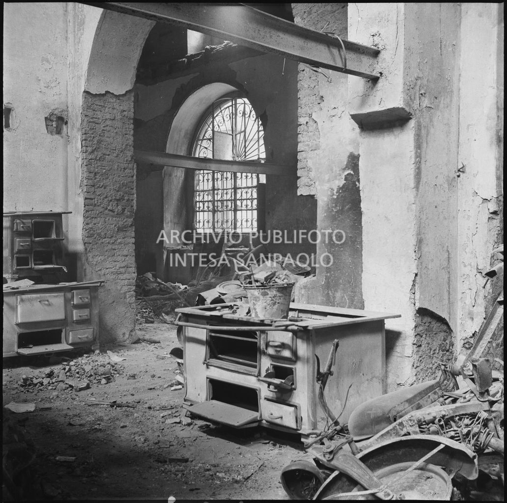 Cucine economiche danneggiate dai bombardamenti che hanno sventrato l'edificio, in corso Garibaldi a Milano, sede dell'impresa Baruffaldi & Cantini che vendeva articoli casalinghi, di ferramenta e cucine economiche