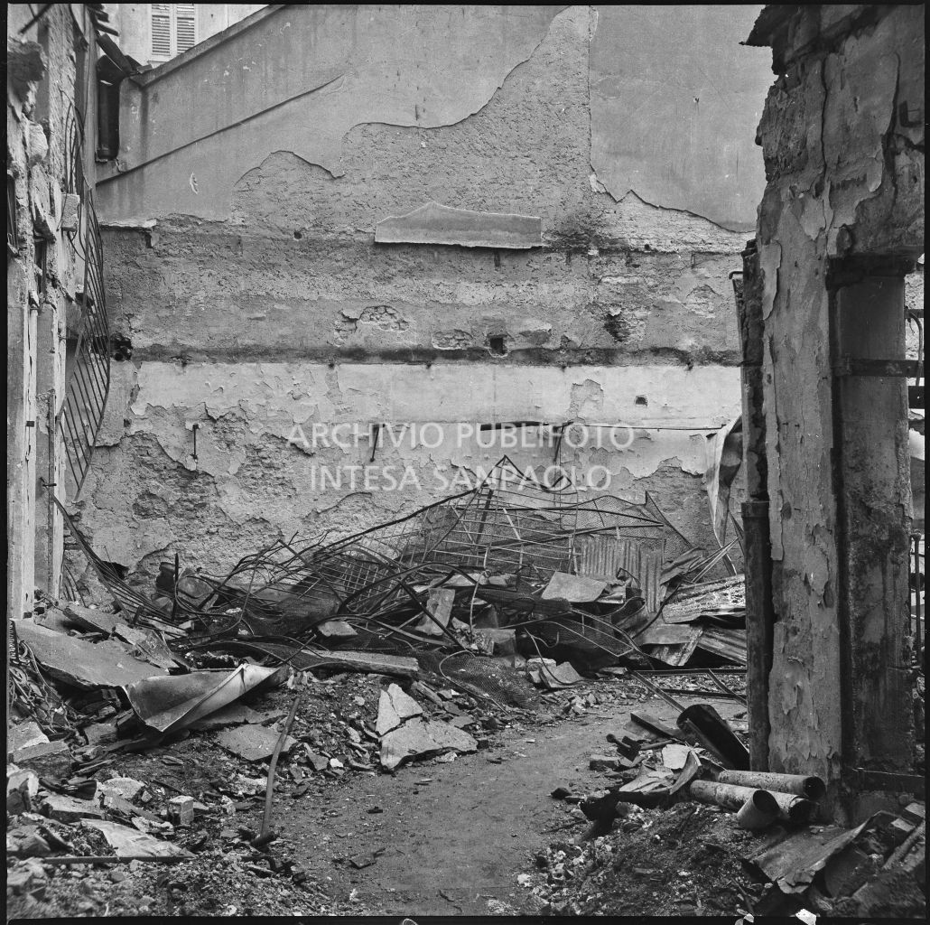 Edificio, sede dell'impresa Baruffaldi & Cantini, che vendeva articoli casalinghi, di ferramenta e cucine economiche, in corso Garibaldi a Milano, sventrato dai bombardamenti e ingombro di strutture danneggiate e divelte