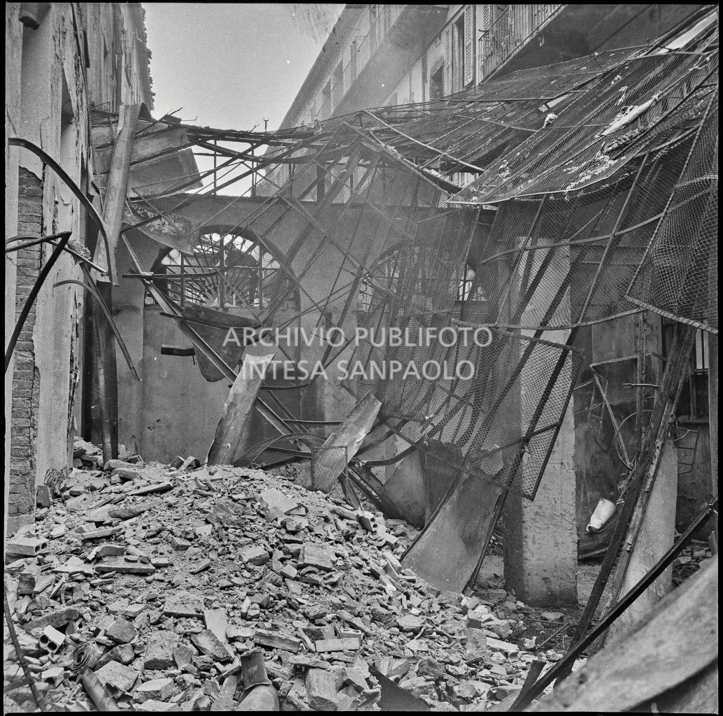 Cortile dell'edificio, in corso Garibaldi a Milano, sventrato dai bombardamenti, sede dell'impresa Baruffaldi & Cantini che vendeva articoli casalinghi, di ferramenta e cucine economiche