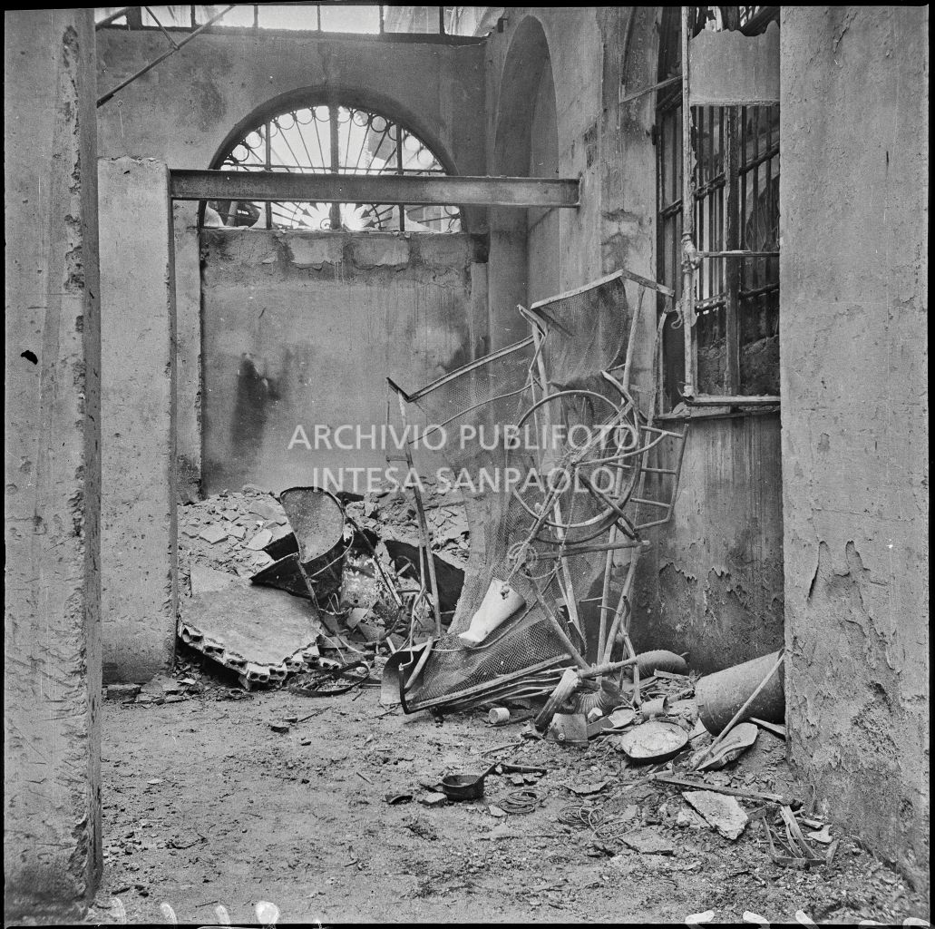 Edificio, in corso Garibaldi a Milano, sventrato dai bombardamenti, sede dell'impresa Baruffaldi & Cantini che vendeva articoli casalinghi, di ferramenta e cucine economiche, ingombro di strutture quali, tra le altre, reti di letti e un telaio di bicicletta