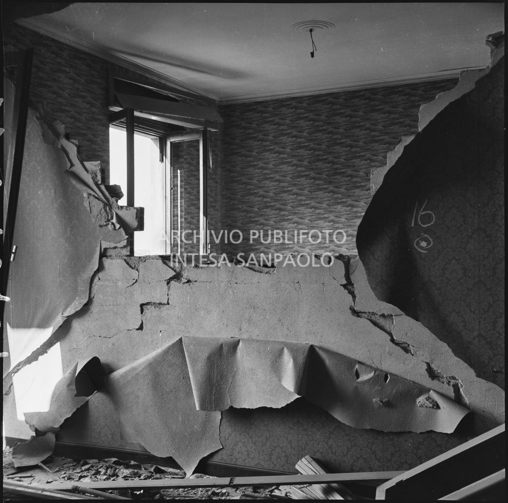 Danni agli interni della palazzina di via Ettore Bellani, sede della ditta Butera Merini & C., provocati dai bombardamenti