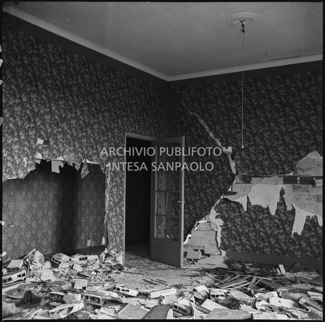 Danni agli interni della palazzina di via Ettore Bellani, sede della ditta Butera Merini & C., provocati dai bombardamenti
