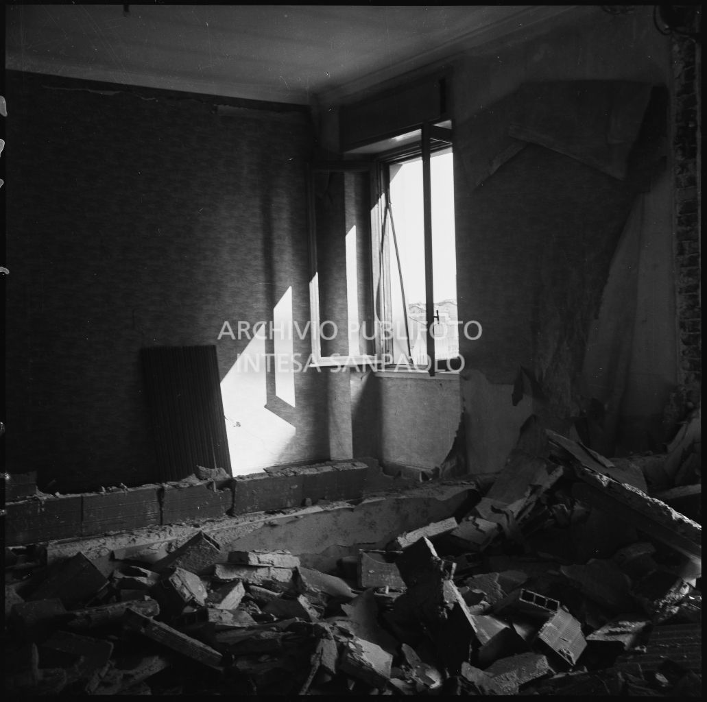 Danni agli interni della palazzina di via Ettore Bellani, sede della ditta Butera Merini & C., provocati dai bombardamenti