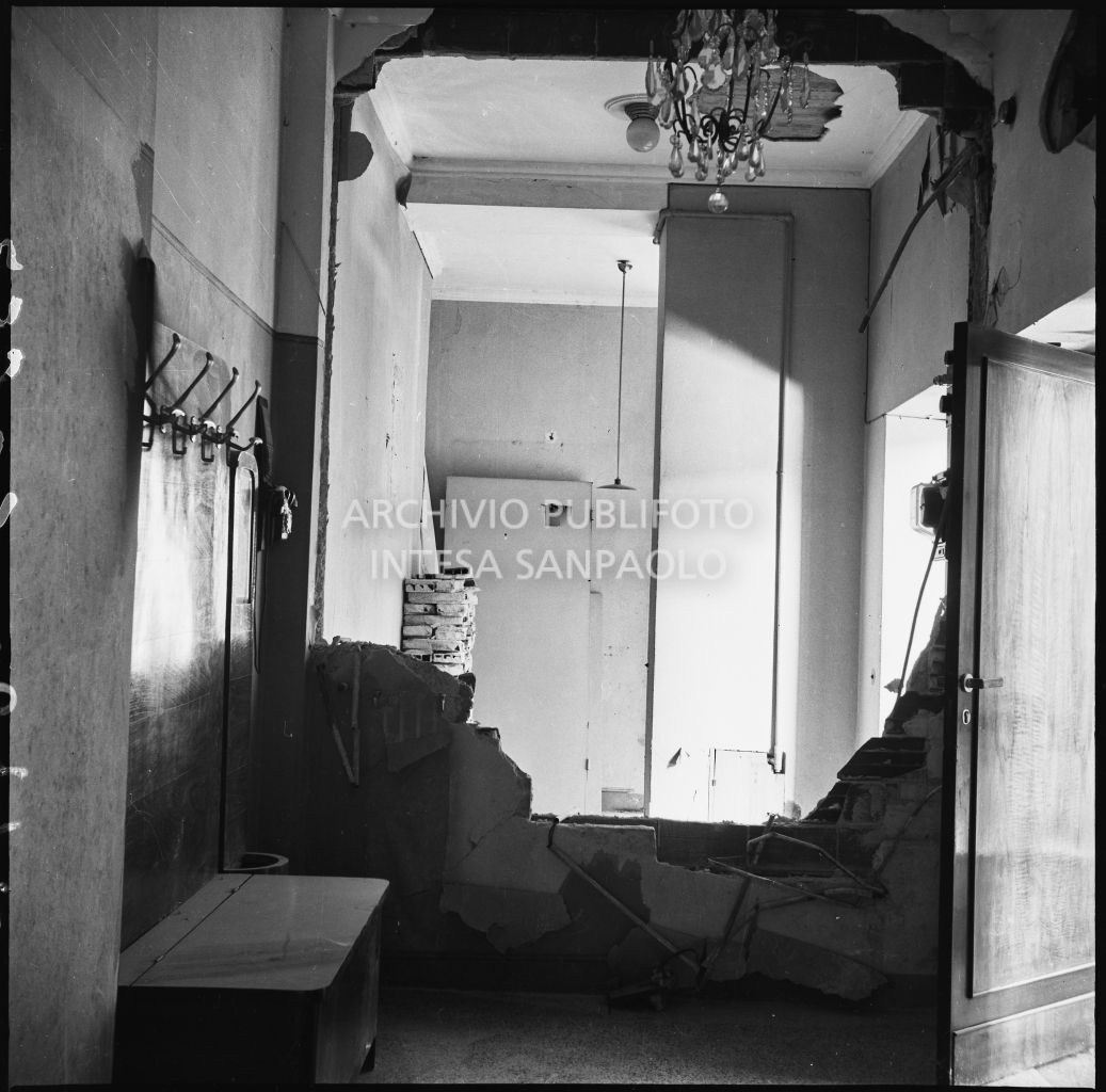 Danni agli interni della palazzina di via Ettore Bellani, sede della ditta Butera Merini & C., provocati dai bombardamenti