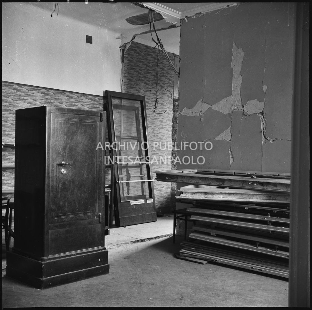Danni alla palazzina di via Ettore Bellani, sede della ditta Butera Merini & C., provocati dai bombardamenti: interno con cassaforte