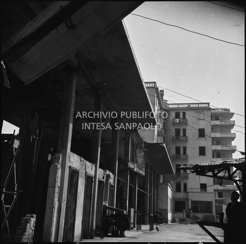Danni ai magazzini nel cortile della palazzina di via Ettore Bellani, sede della ditta Butera Merini & C., provocati dai bombardamenti
