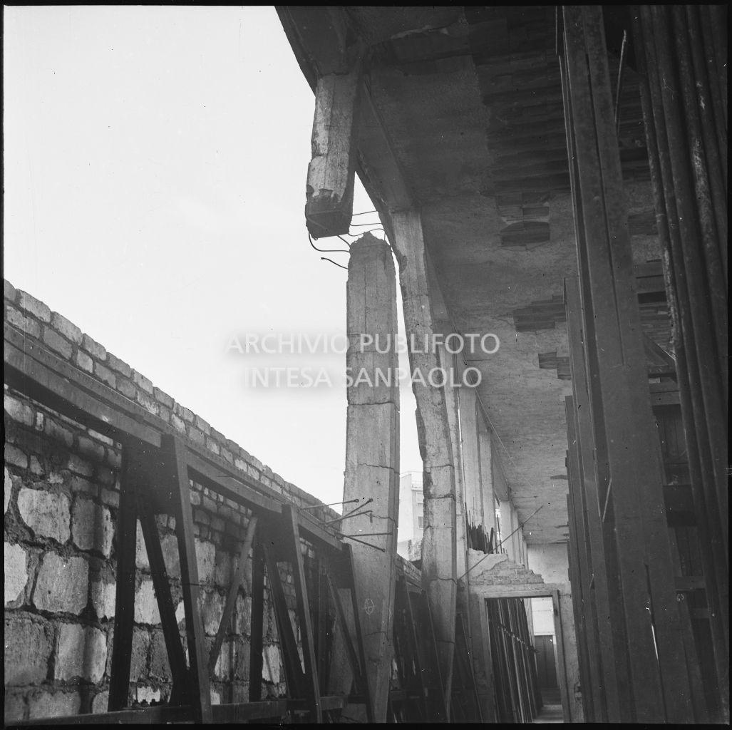 Danni a un magazzino della palazzina di via Ettore Bellani, sede della ditta Butera Merini & C., provocati dai bombardamenti