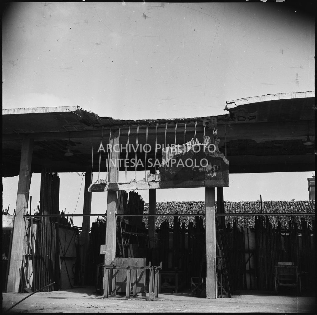 Danni a un magazzino all'esterno della palazzina di via Ettore Bellani, sede della ditta Butera Merini & C., provocati dai bombardamenti