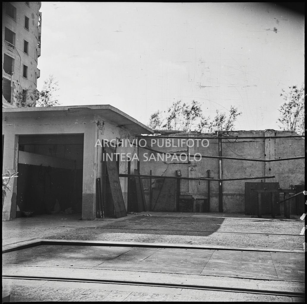 Danni al muro di cinta del cortile della palazzina di via Ettore Bellani, sede della ditta Butera Merini & C., provocati dai bombardamenti