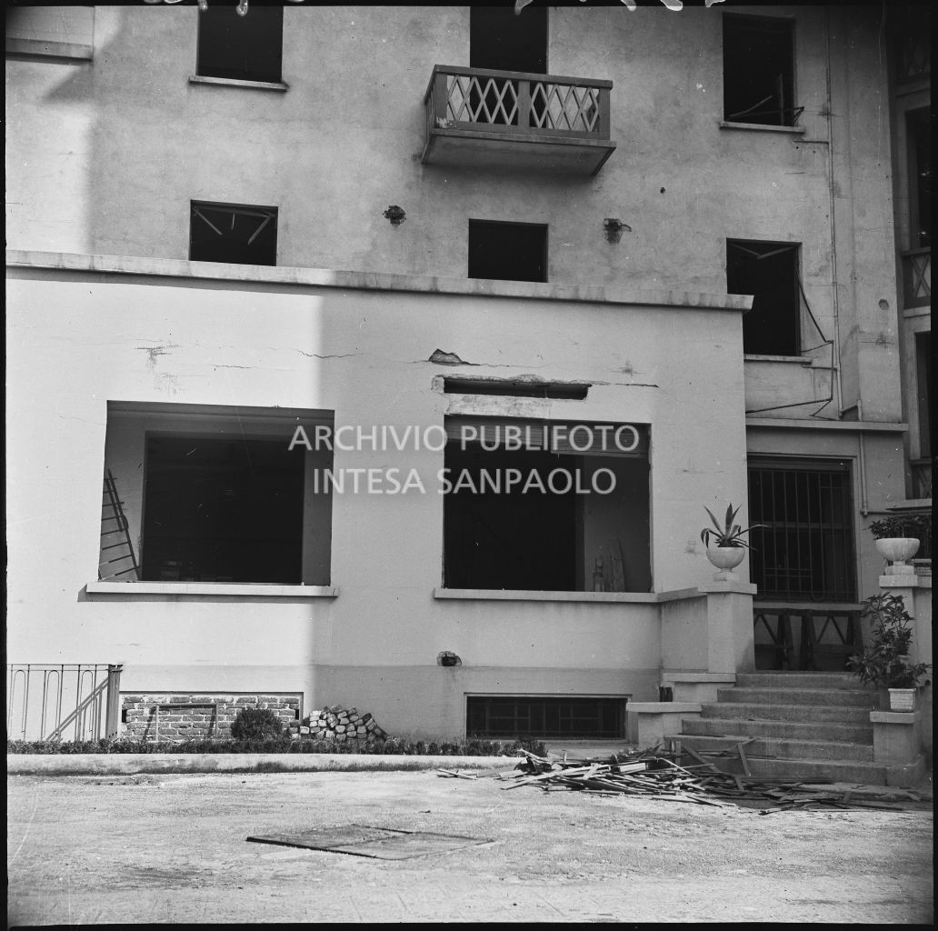 Danni all'esterno della palazzina di via Ettore Bellani, sede della ditta Butera Merini & C., provocati dai bombardamenti