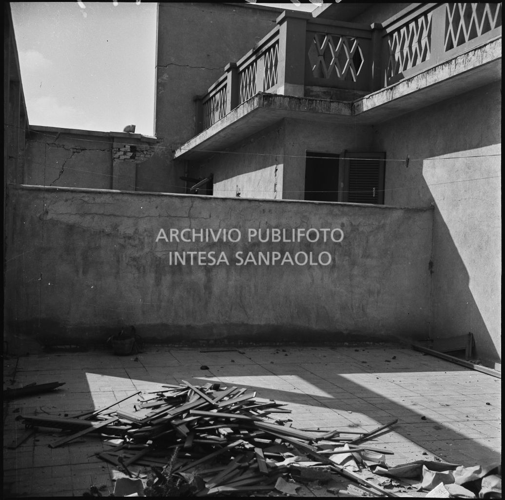 Danni all'esterno della palazzina di via Ettore Bellani, sede della ditta Butera Merini & C., provocati dai bombardamenti; macerie in primo piano