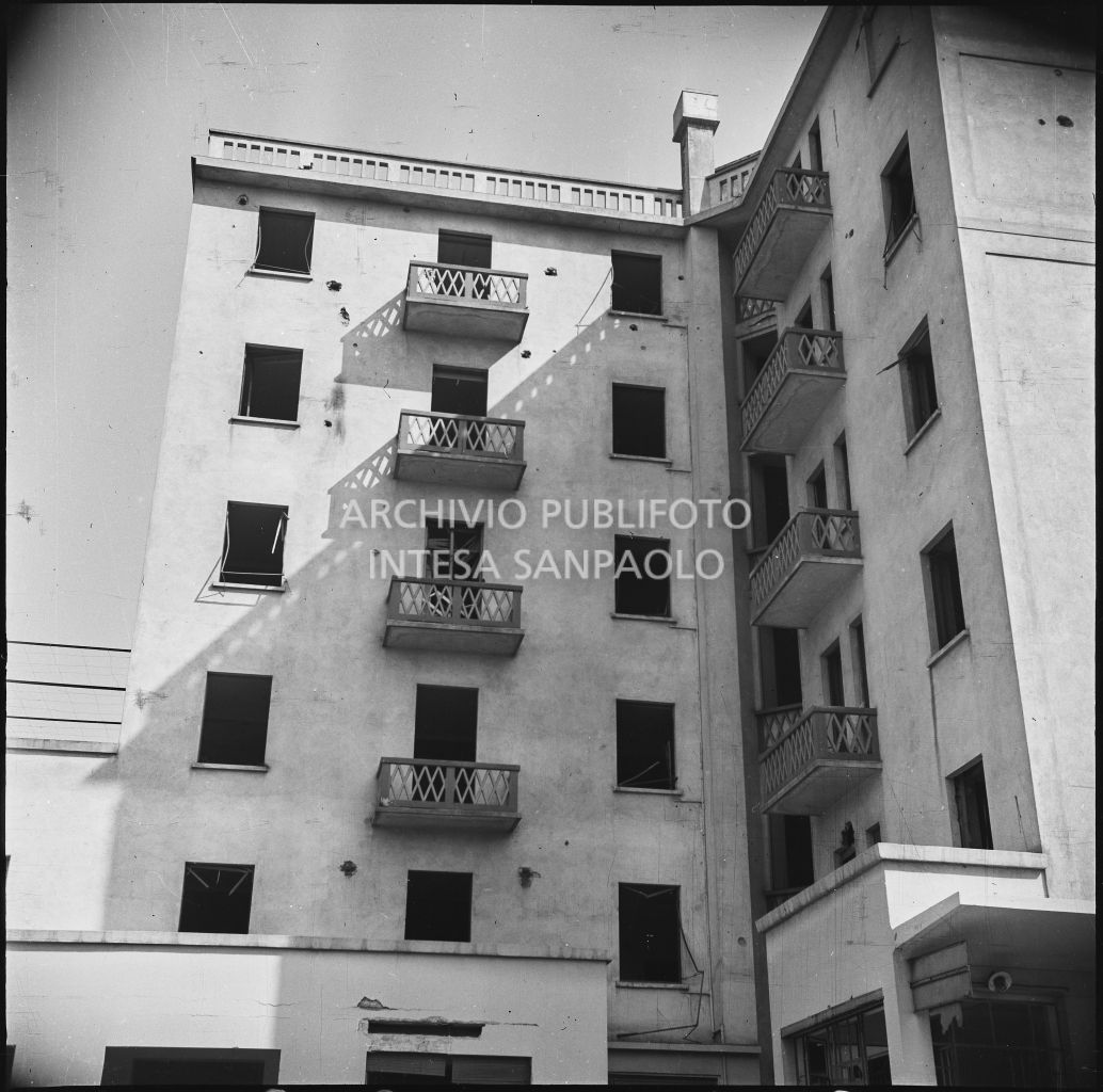 Danni all'esterno della palazzina di via Ettore Bellani, sede della ditta Butera Merini & C., provocati dai bombardamenti