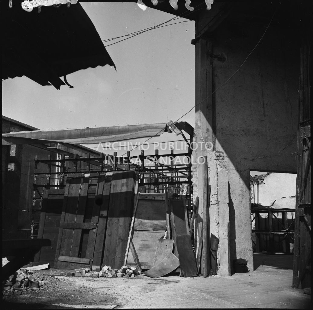 Danni ai magazzini nel cortile della palazzina di via Ettore Bellani, sede della ditta Butera Merini & C., provocati dai bombardamenti