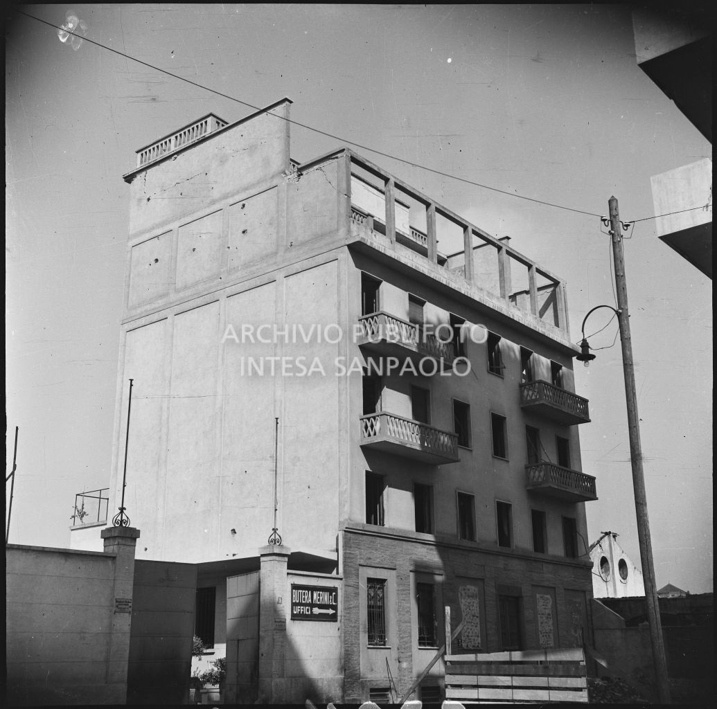 Danni all'esterno della palazzina di via Ettore Bellani provocati dai bombardamenti: presente l'insegna per gli uffici della ditta Butera Merini & C.