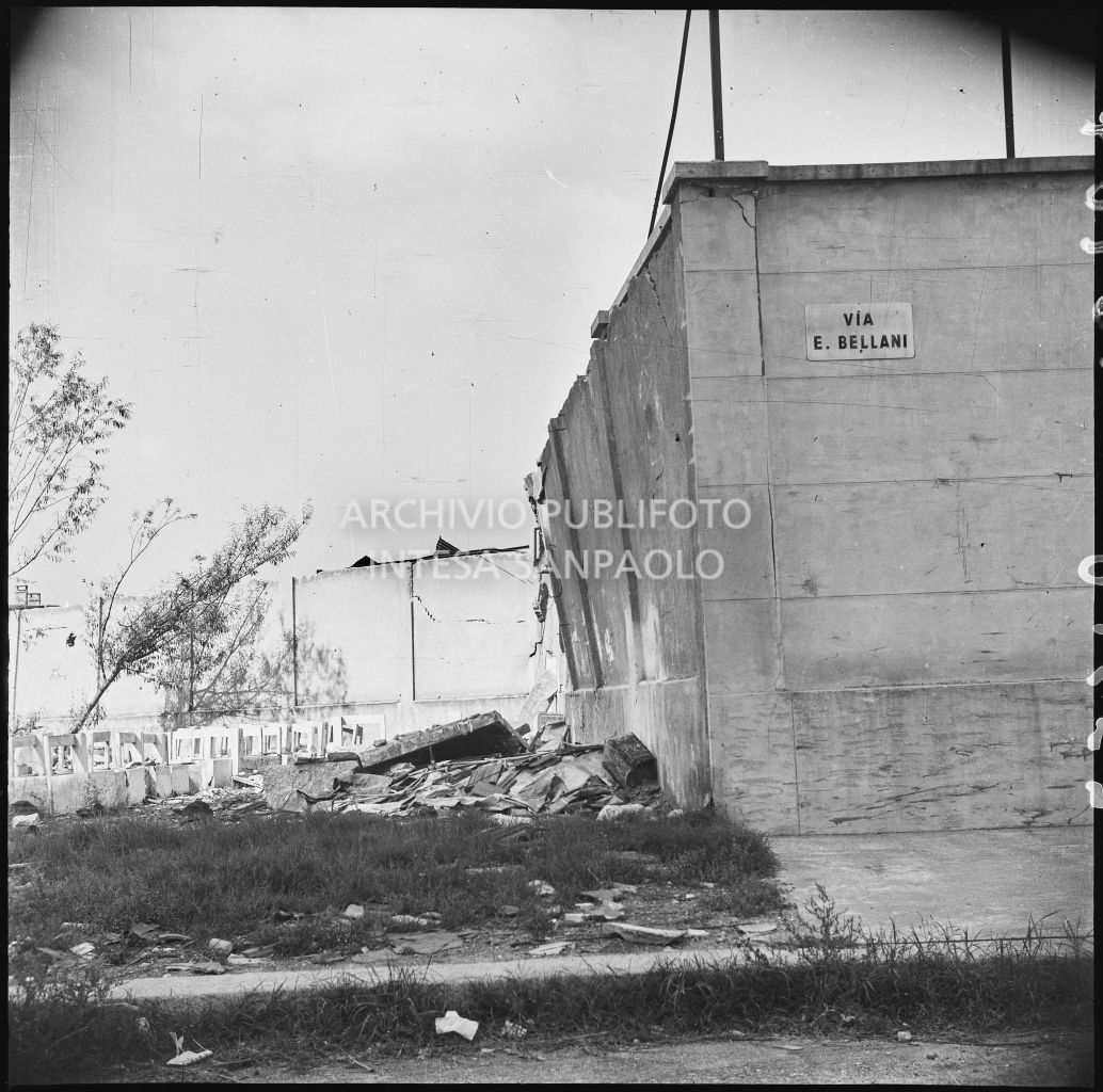 Danni al muro di cinta esterno della palazzina di via Ettore Bellani, sede della ditta Butera Merini & C., provocati dai bombardamenti