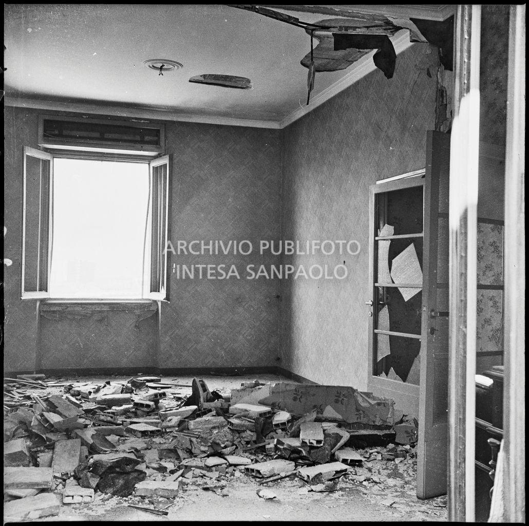 Danni agli interni della palazzina di via Ettore Bellani, sede della ditta Butera Merini & C., provocati dai bombardamenti