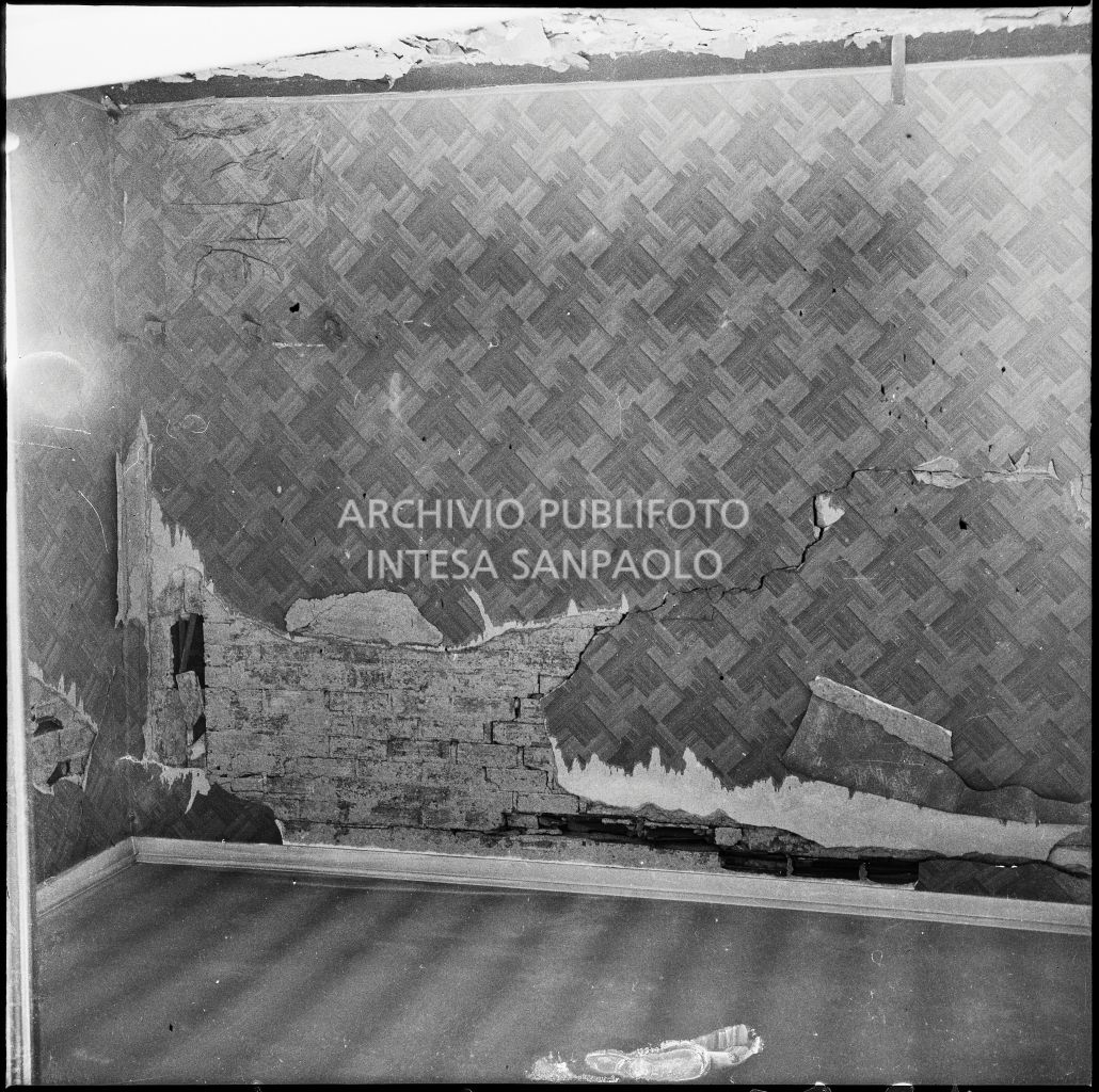 Danni agli interni della palazzina di via Ettore Bellani, sede della ditta Butera Merini & C., provocati dai bombardamenti