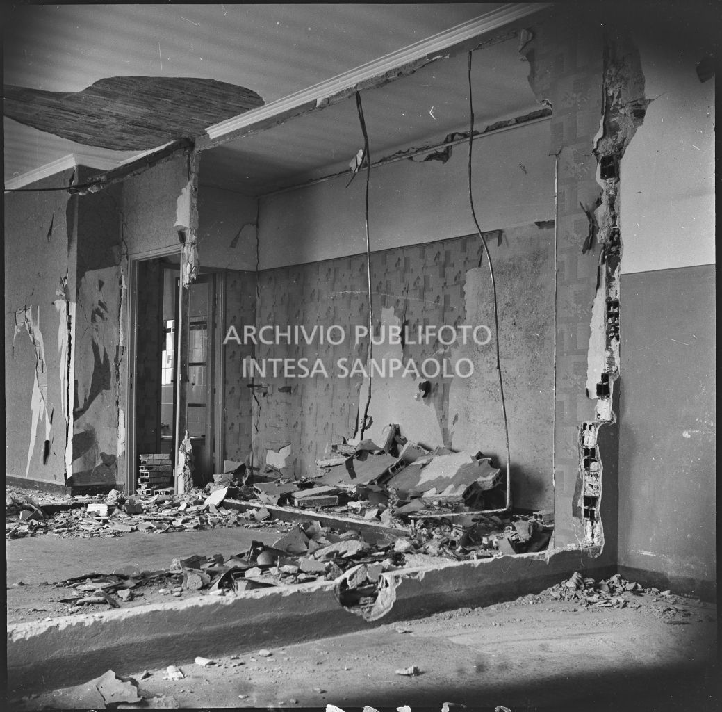 Danni agli interni della palazzina di via Ettore Bellani, sede della ditta Butera Merini & C., provocati dai bombardamenti