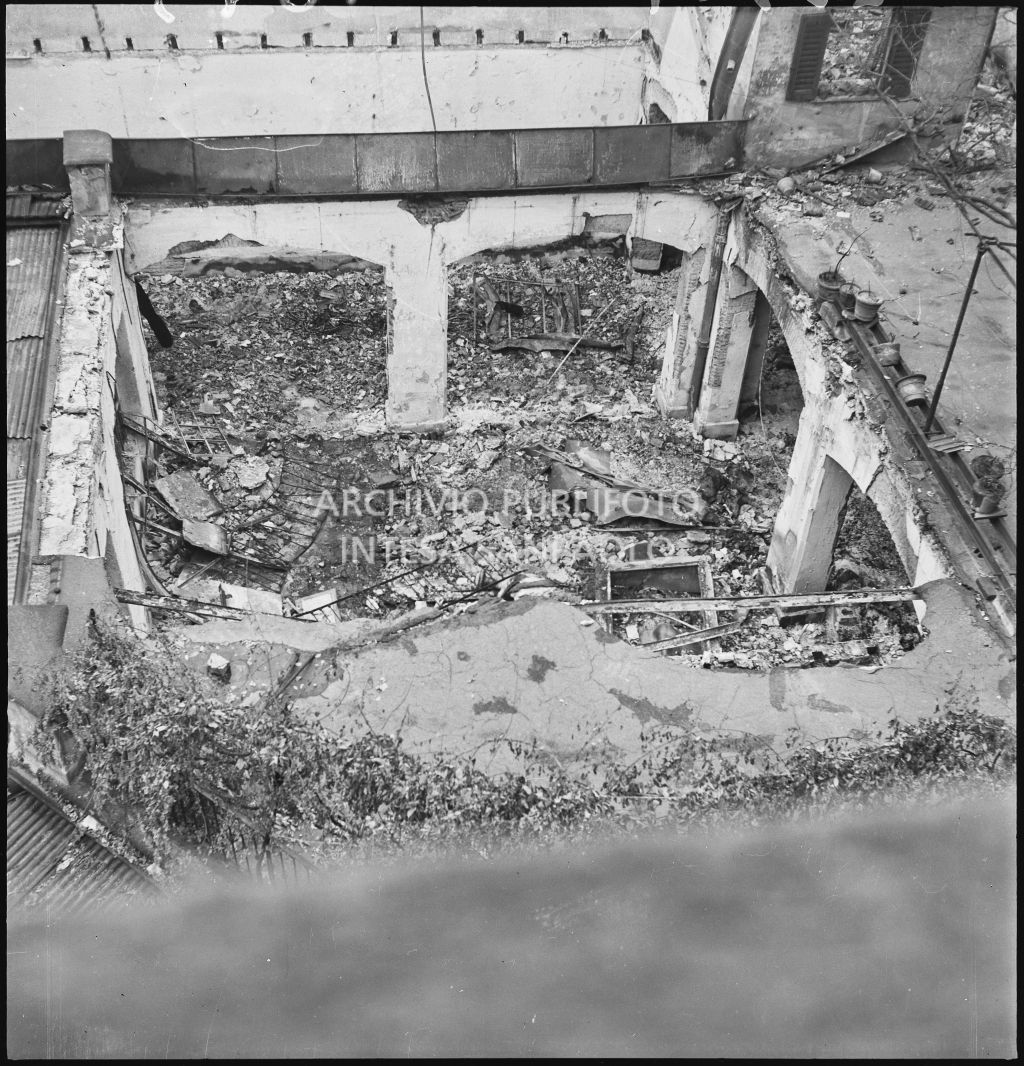 Tetto del magazzino della ditta Otto Bühler, ripreso dall'alto, danneggiato dai bombardamenti