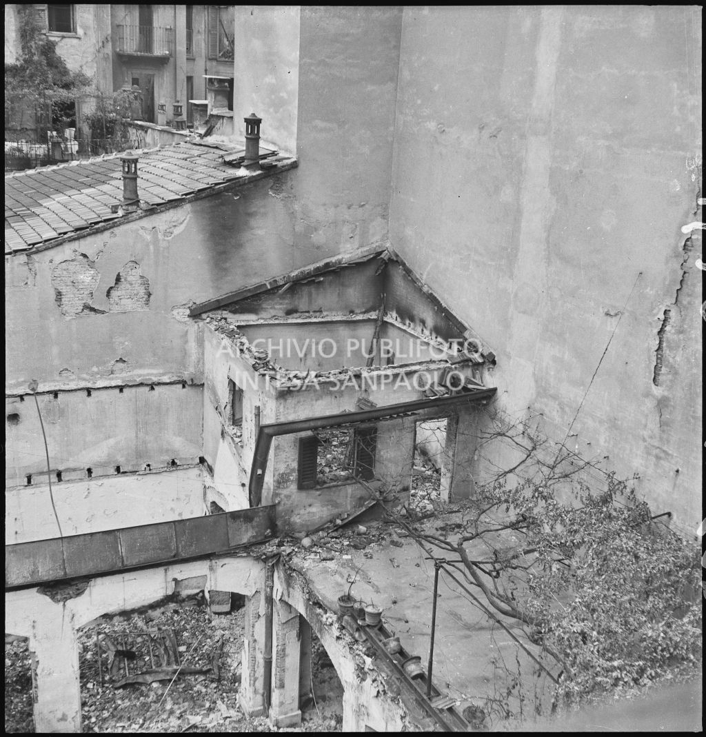 Cortile esterno della ditta Otto Bühler, ripreso dall'alto, danneggiato dai bombardamenti