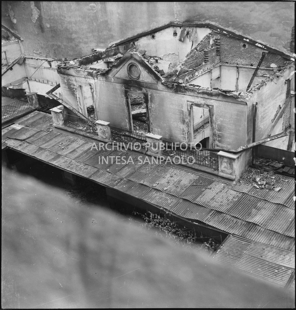 Cortile esterno della ditta Otto Bühler danneggiato dai bombardamenti