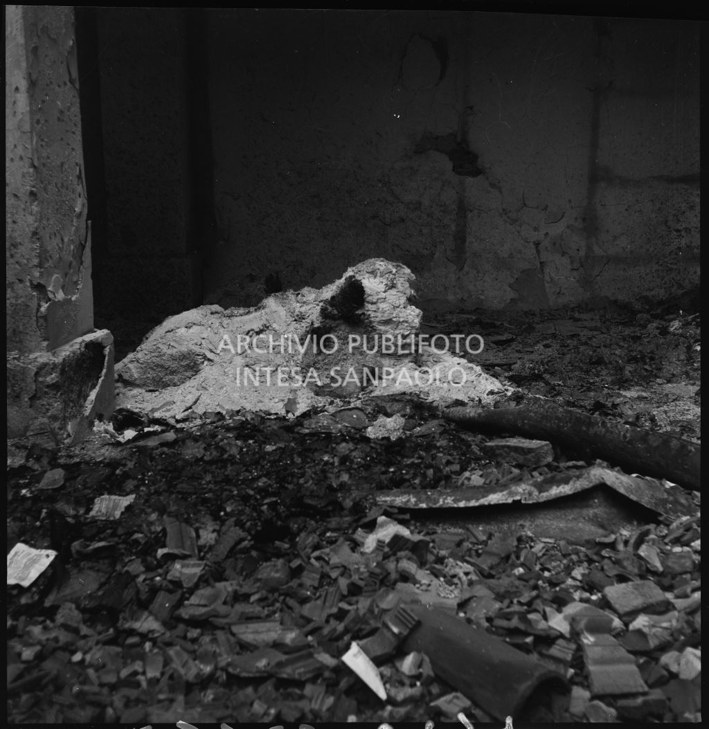 Macerie all'interno della ditta Otto Bühler provocate dai bombardamenti; in primo piano un cumolo di cenere