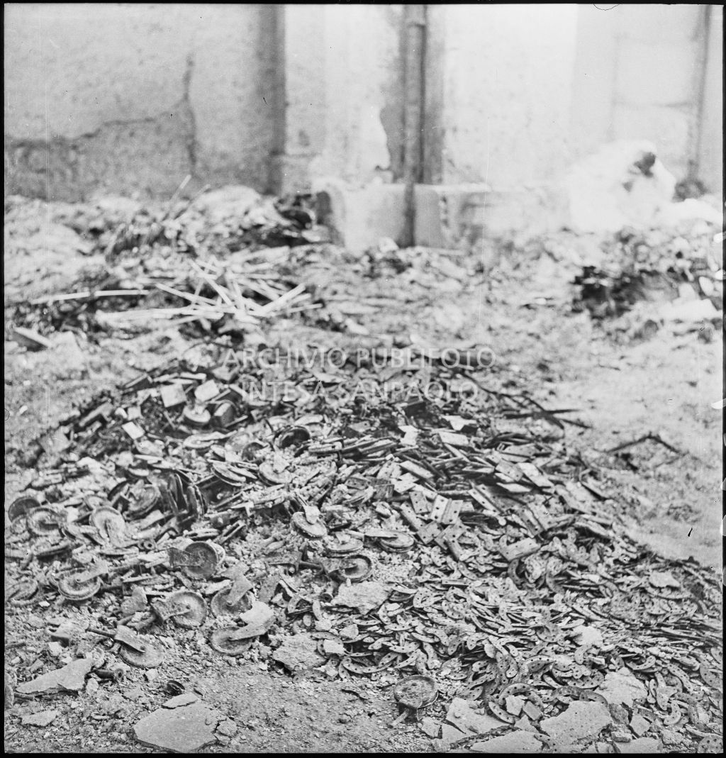 Macerie all'interno della ditta Otto Bühler provocate dai bombardamenti; in primo piano detriti in ferro