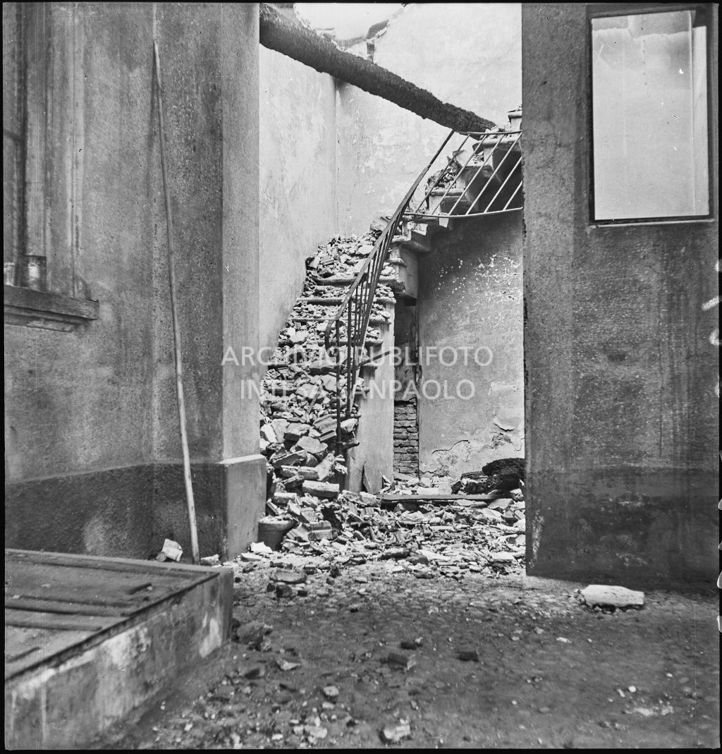 Danni all'interno della ditta Otto Bühler provocati dai bombardamenti; visibile una scala completamente ricoperta di macerie