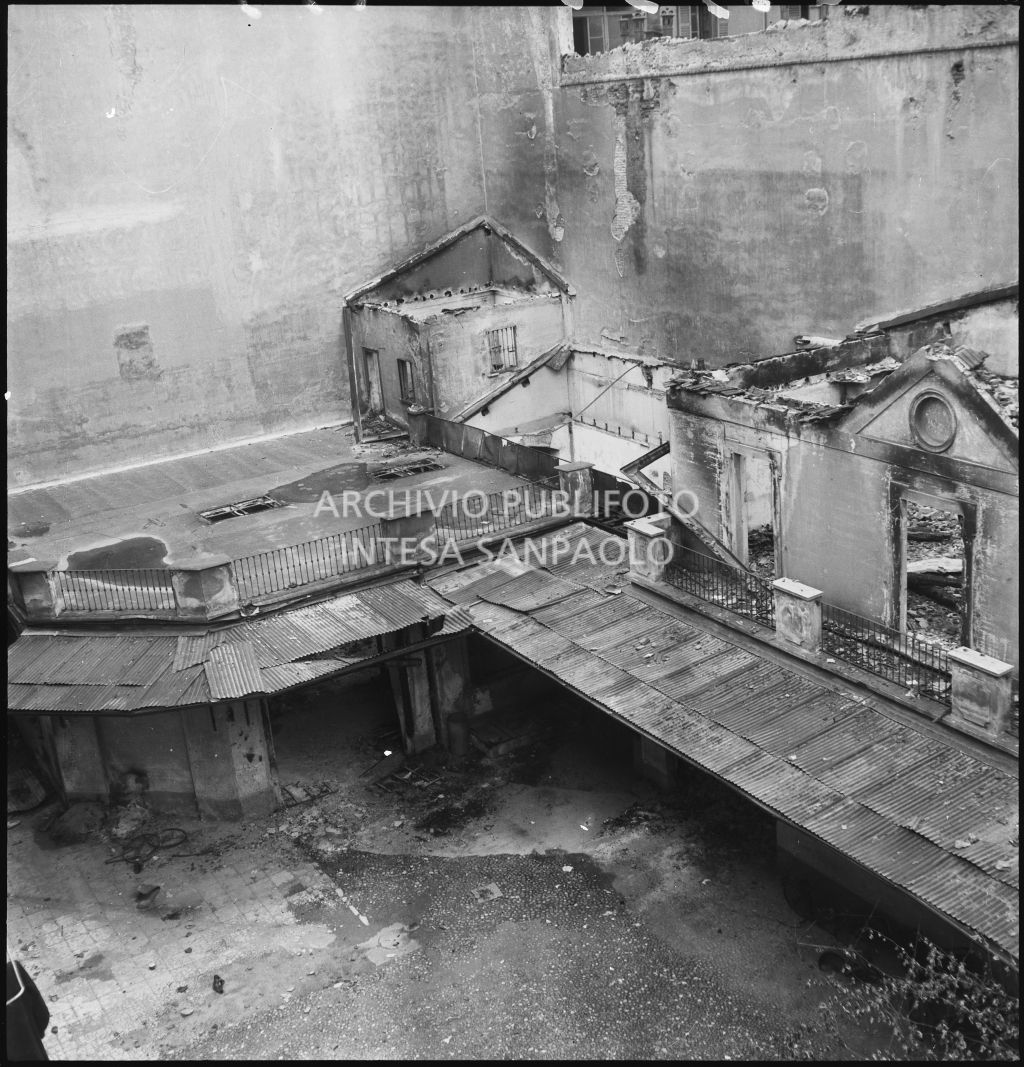 Danni al cortile esterno della ditta Otto Bühler provocati dai bombardamenti