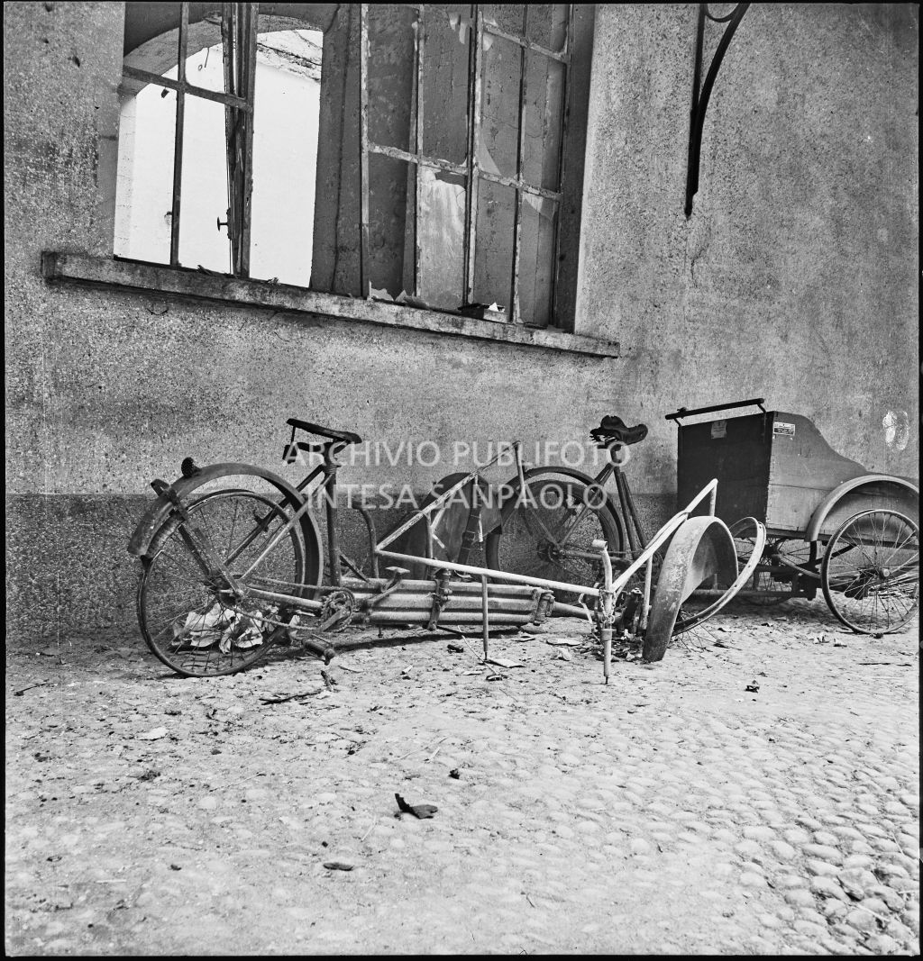Biciclette con carrello alla ditta Otto Bühler danneggiate dai bombardamenti