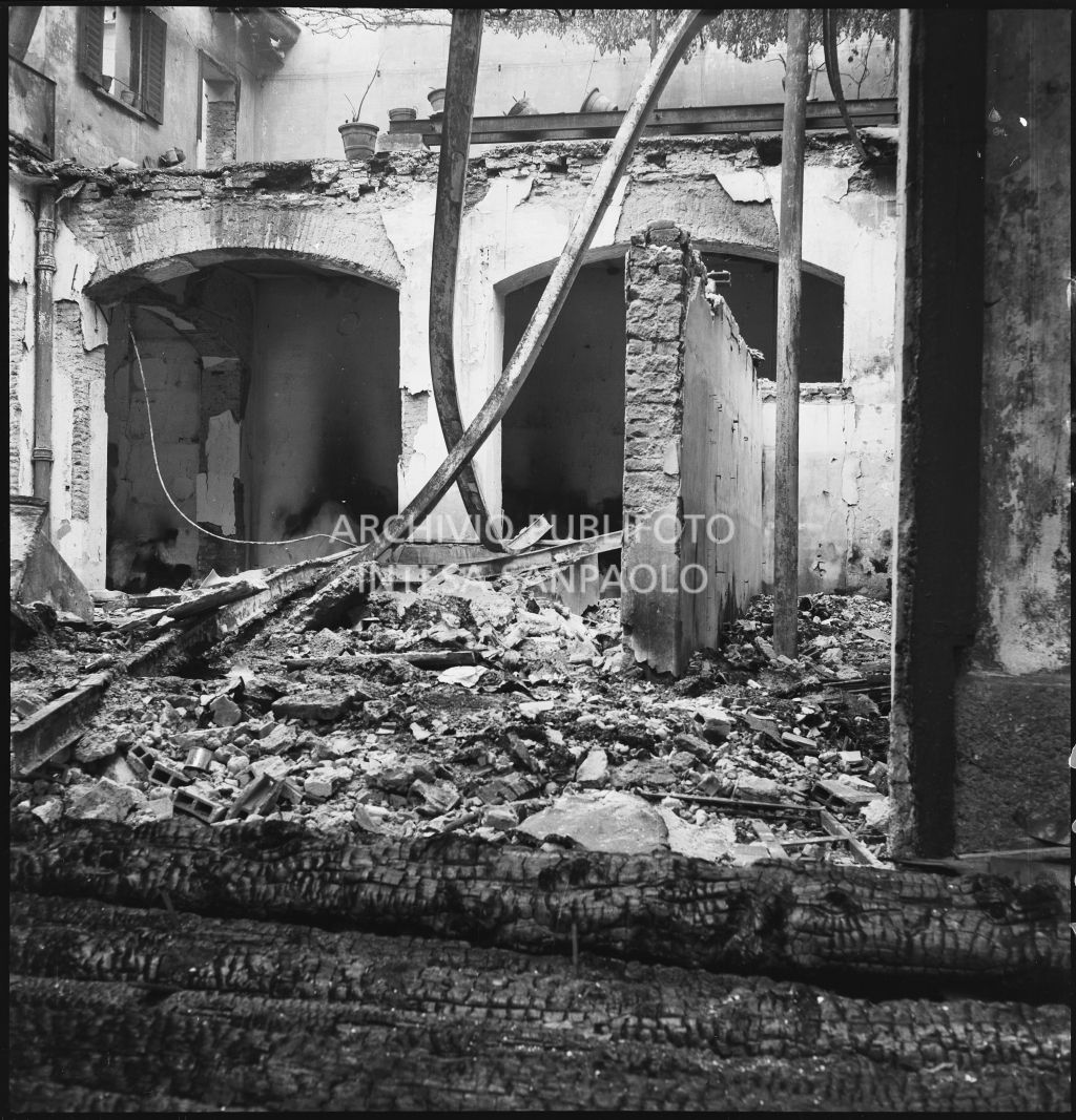 Danni ai magazzini della ditta Otto Bühler provocati dai bombardamenti; sono visibili diverse macerie e travi carbonizzate