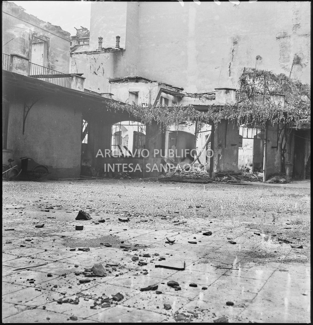 Danni al cortile esterno della ditta Otto Bühler provocati dai bombardamenti; le vetrate di finestre e ingressi sono prive di vetri