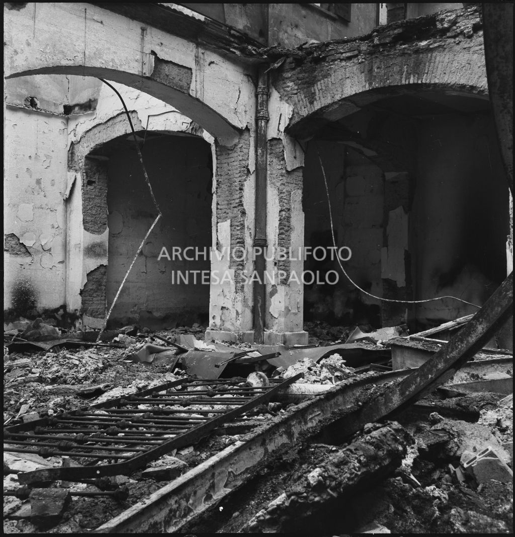 Danni al cortile esterno della ditta Otto Bühler provocati dai bombardamenti; in primo piano numerose macerie e ringhiera a terra