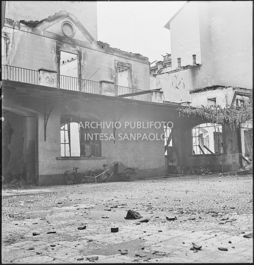 Danni al cortile esterno alla ditta Otto Bühler provocati dai bombardamenti; due biciclette sono sotto alla tettoia