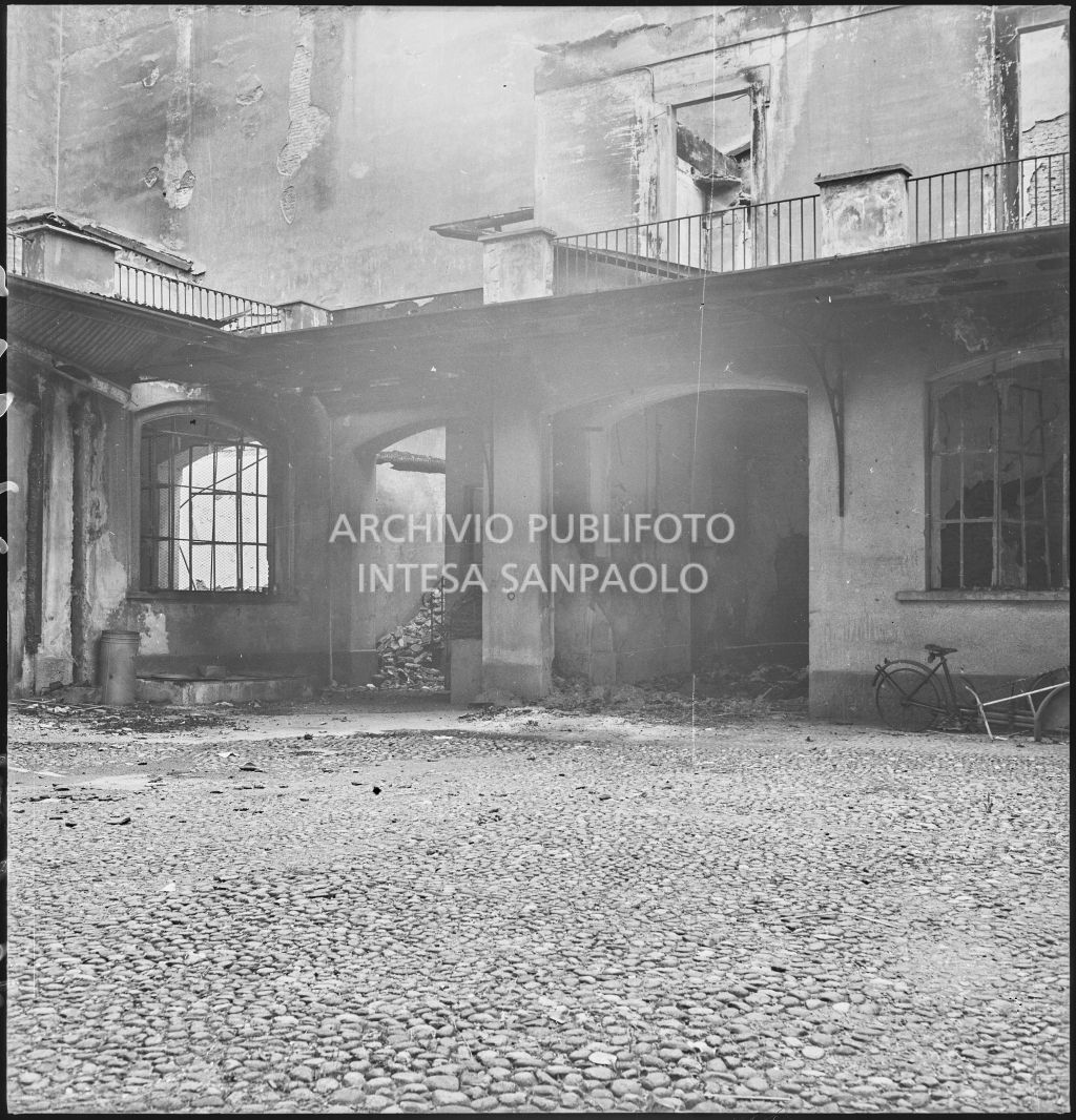 Danni al cortile esterno della ditta Otto Bühler provocati dai bombardamenti
