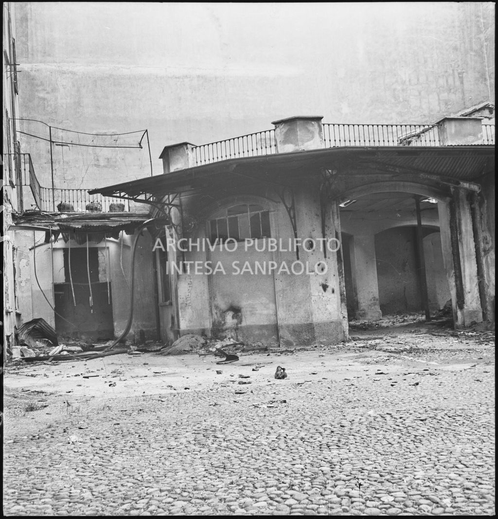 Danni al cortile esterno della ditta Otto Bühler provocati dai bombardamenti