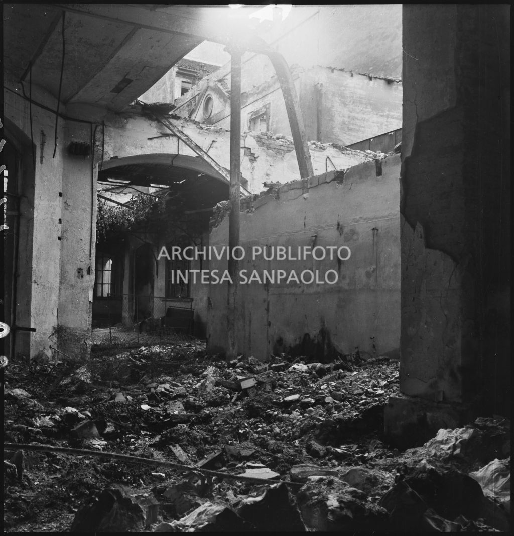 Danni provocati dai bombardamenti visibili da un interno della ditta Otto Bühler