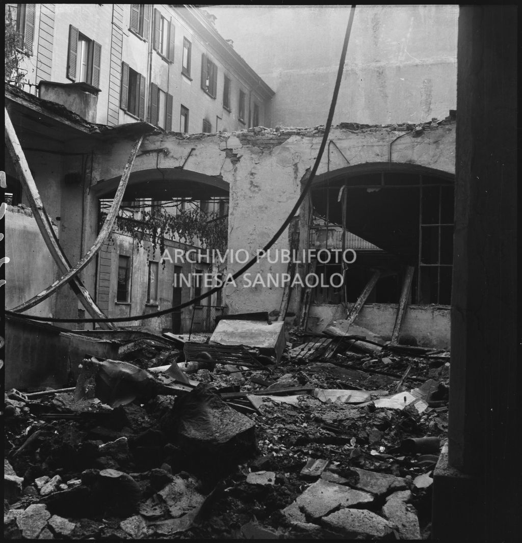 Danni al cortile esterno della ditta Otto Bühler provocati dai bombardamenti