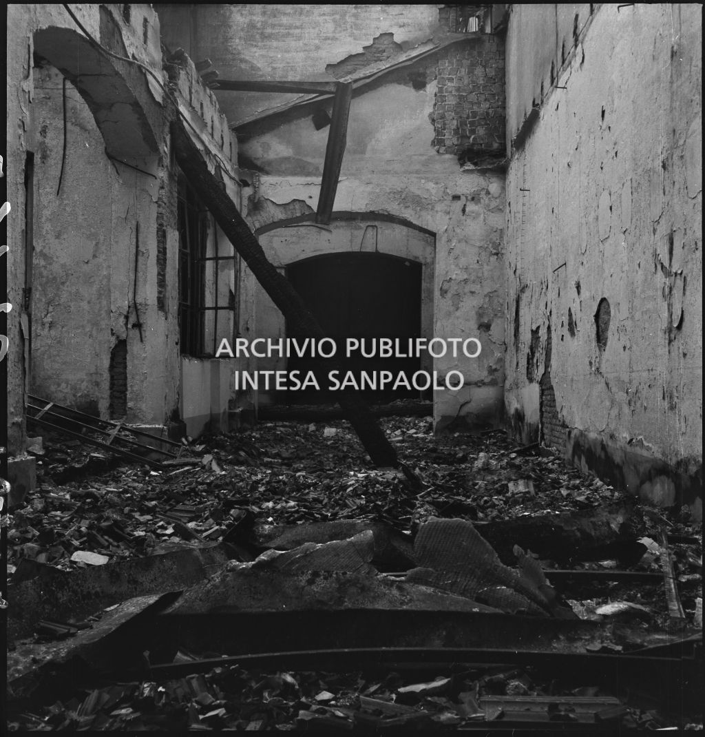 Danni ai magazzini della ditta Otto Bühler provocati dai bombardamenti; numerose macerie a terra