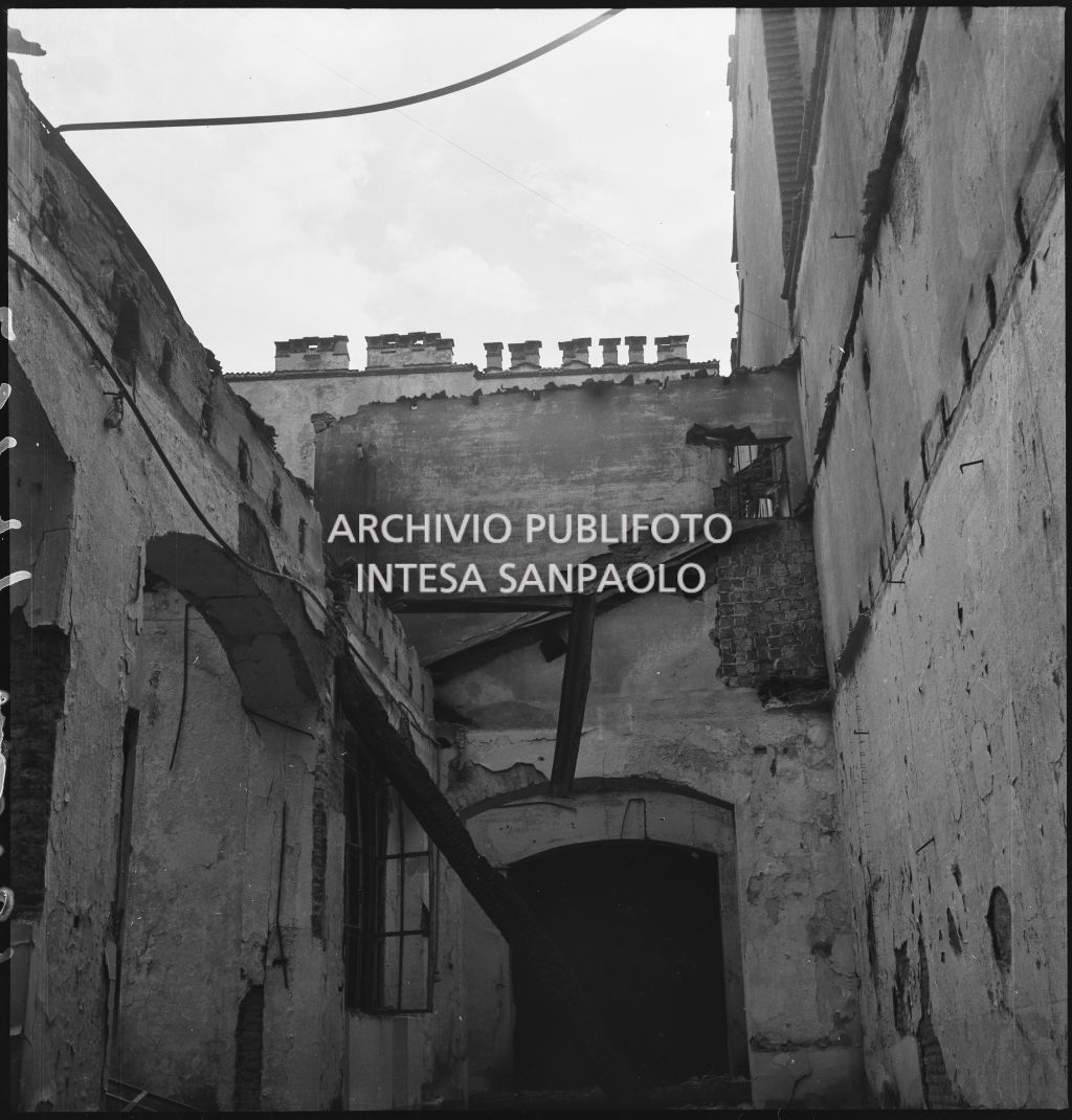 Danni ai magazzini della ditta Otto Bühler provocati dai bombardamenti, in particolare al tetto