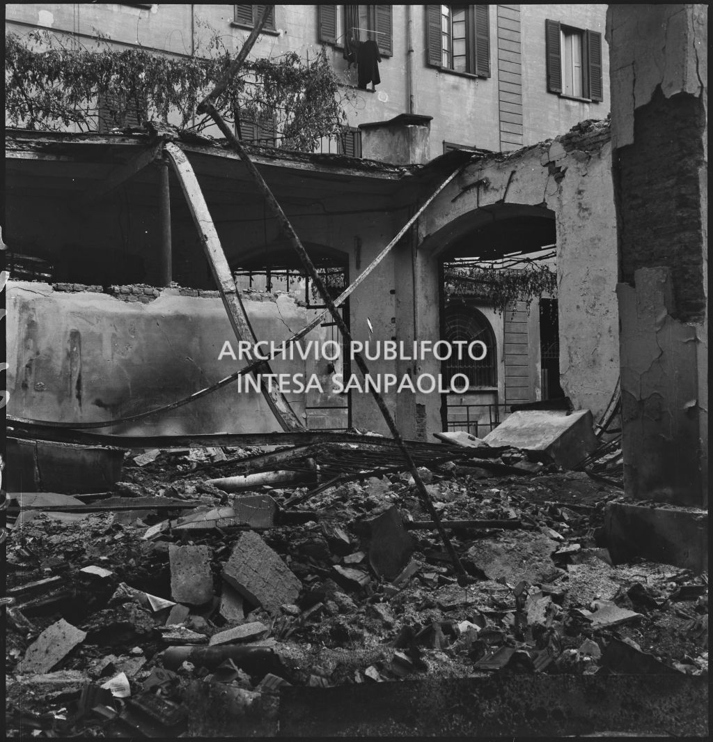 Danni al cortile esterno della ditta Otto Bühler provocati dai bombardamenti; numerose macerie in primo piano