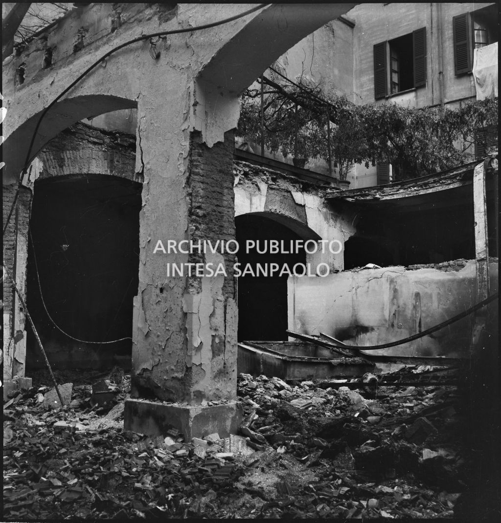 Danni al cortile esterno della ditta Otto Bühler provocati dai bombardamenti; sono presenti numerose macerie
