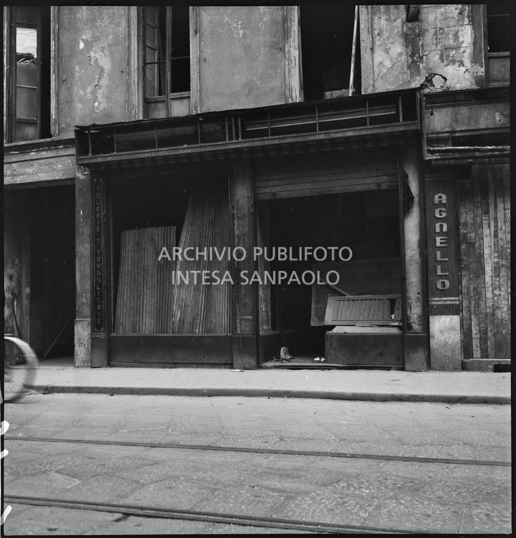 Società Anonima Cotonerie Nazionali del Broletto: danni causati dai bombardamenti alle vetrine