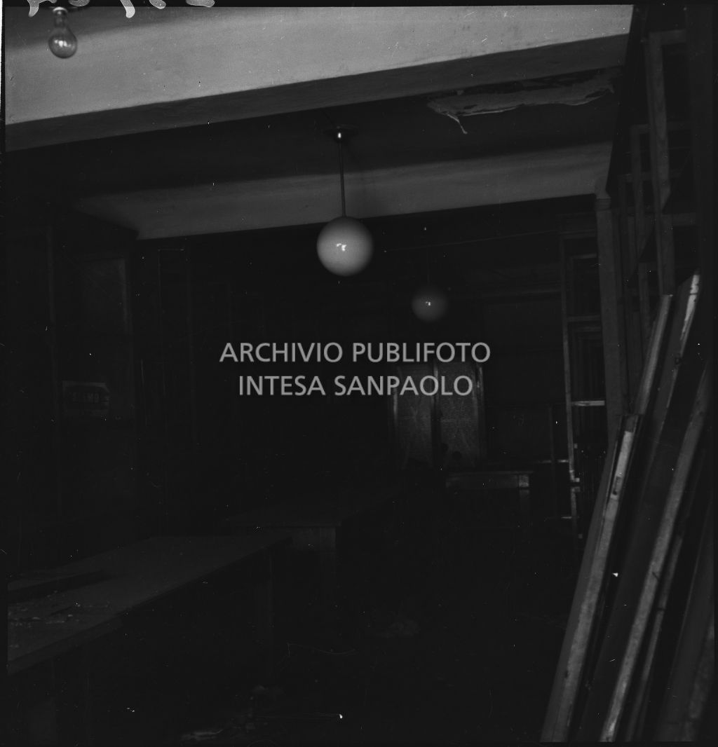 Società Anonima Cotonerie Nazionali del Broletto: danni causati dai bombardamenti all'interno del negozio