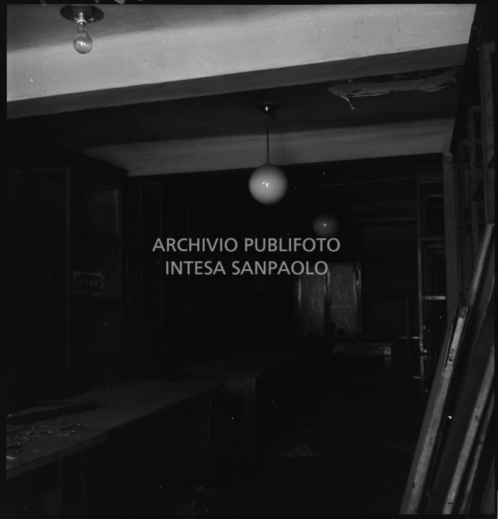 Società Anonima Cotonerie Nazionali del Broletto: danni causati dai bombardamenti all'interno del negozio